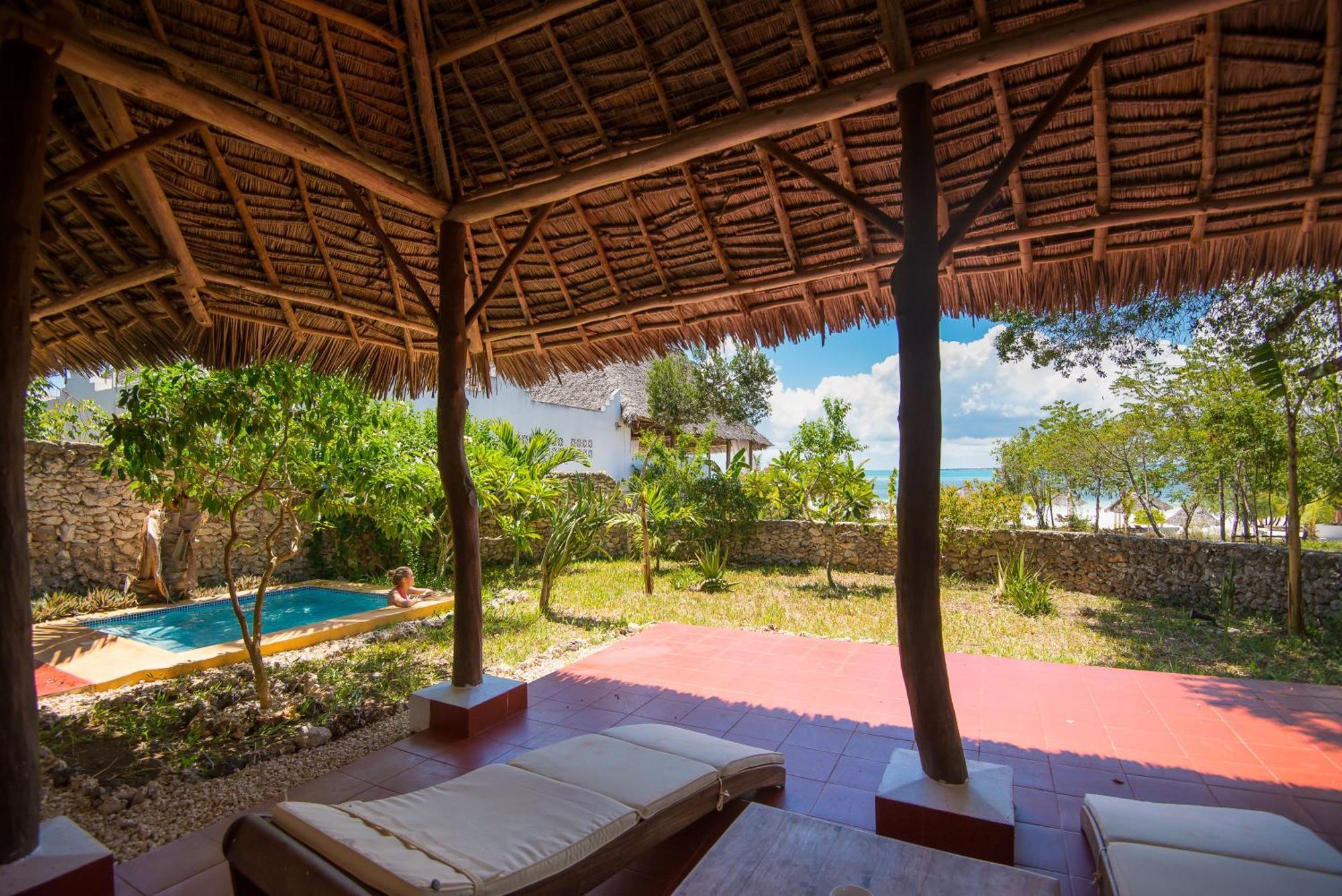 Konokono Beach Resort And Isaraya Luxury Overwater Villas Michamvi Szoba fotó